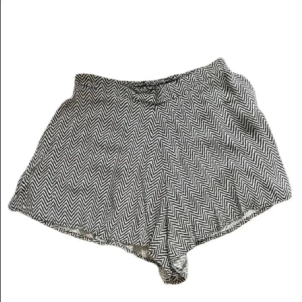 FOREVER 21 Black and White Chevron Shirred Waist Shorts Size Medium